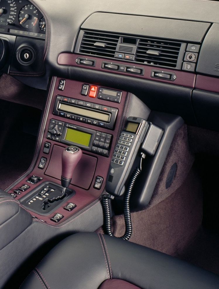 Nie warto tego usuwać, jeśli auto ma być youngtimerem. Nawet jeśli bezużyteczny, to pokazuje klimat epoki.