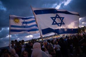 People wave Israeli and Uruguayan flags during a vigil in solidarity with Israel, in Montevideo, Uruguay, 11 October 2023. Hundreds of members of the Uruguayan Jewish Community gathered on 11 October at an event in Montevideo to show their support for Israel and pay tribute to those who died after the Hamas attacks. Thousands of Israelis and Palestinians have died since the militant group Hamas launched an unprecedented attack on Israel from the Gaza Strip on 07 October 2023, leading to Israeli retaliation strikes on the Palestinian enclave. EPA/GIANNI SCHIAFFARINO Dostawca: PAP/EPA.