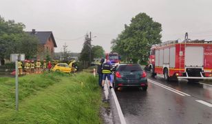 Koszmarny wypadek w Pokrzywnicy, zginęła nastolatka. Wiozła swoją mamę