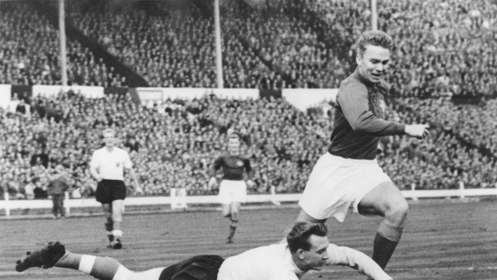 Agne Simonsson (z prawej) podczas meczu z Anglią na Wembley w 1959 roku