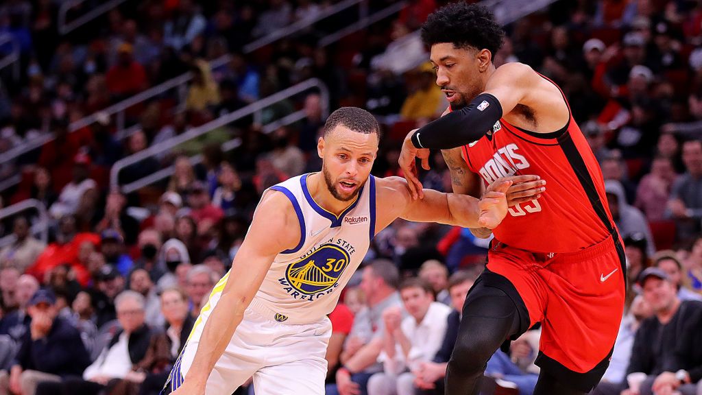 Getty Images / Bob Levey / Na zdjęciu: Stehpen Curry oraz Christian Wood (w czerwonym)