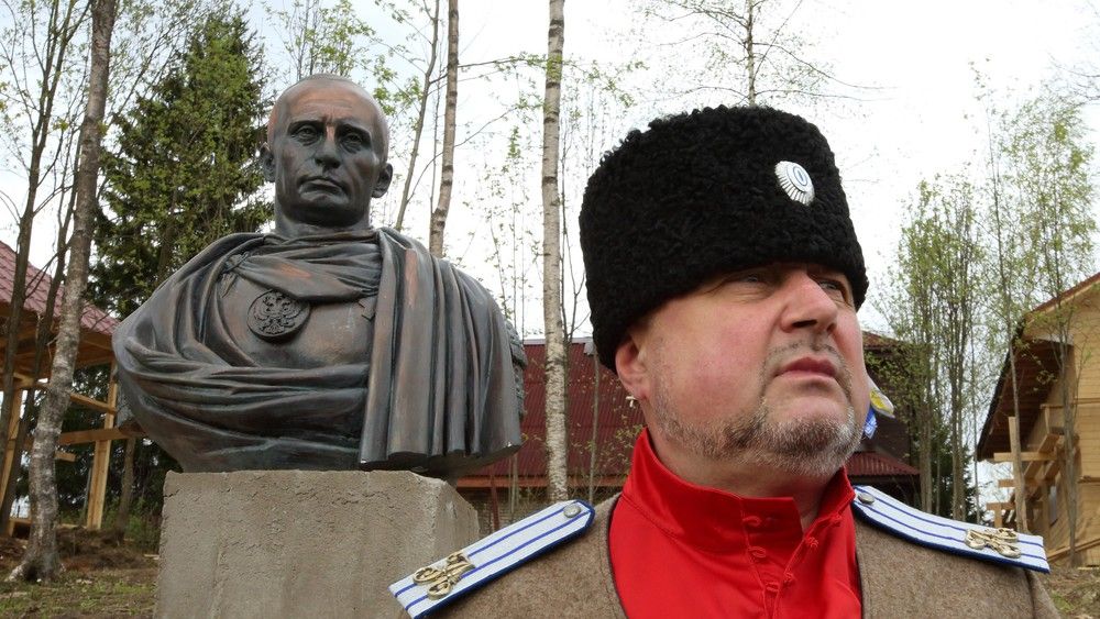 Na prywatnej posesji kozackiego Atamana Poliakowa stoi pomnik Putina, przestawionego jako cesarz rzymski.