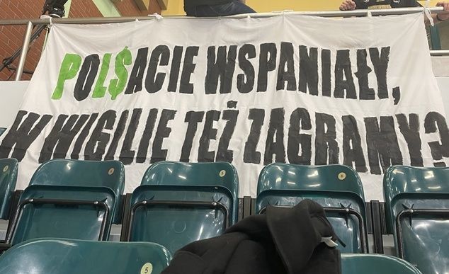 Transparent wywieszony przez kibiców z Radomia podczas meczu w Warszawie