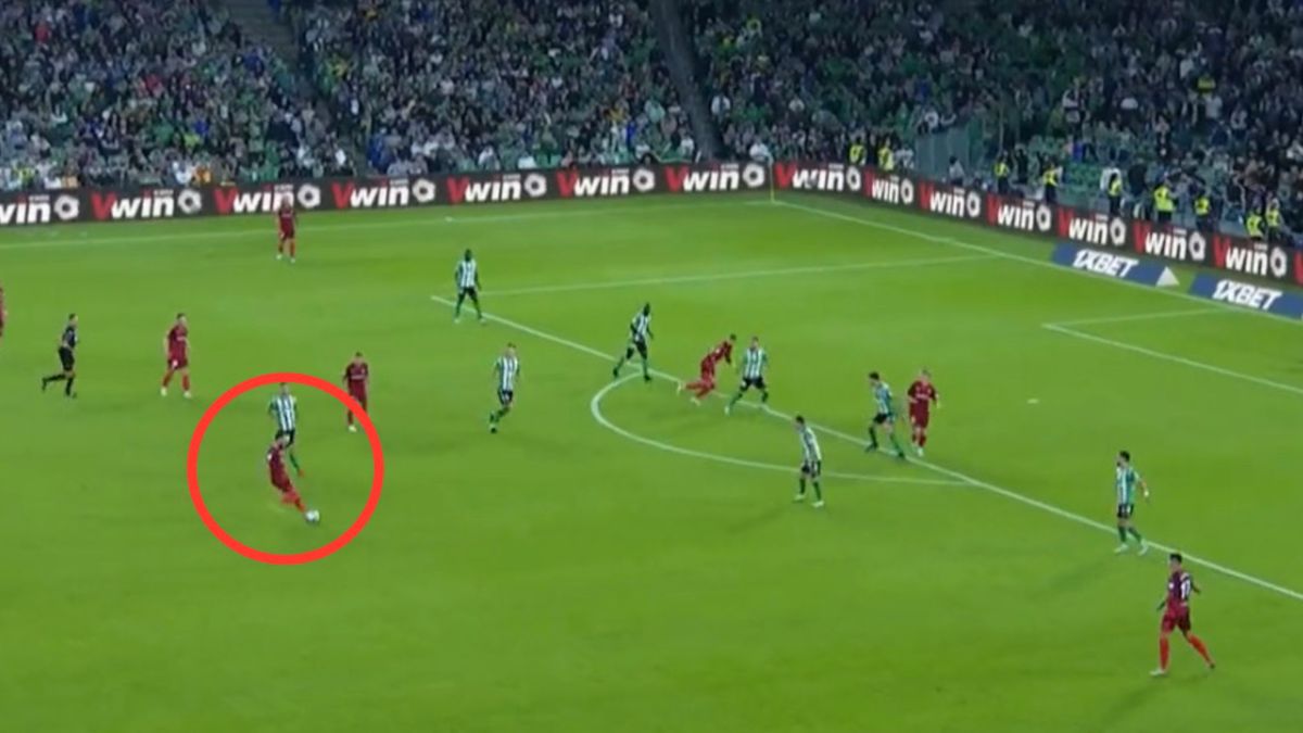 Twitter / Twitter/Eleven Sports / Nemanja Gudelj oddał atomowy strzał i Sevilla FC doprowadziła do remisu w Gran Derbi.