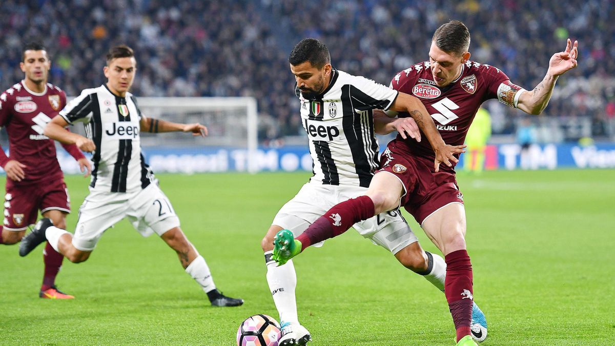 PAP/EPA / 	PAP/EPA/ALESSANDRO DI MARCO / Na zdjęciu: piłkarze Torino FC w starciu z Juventusem