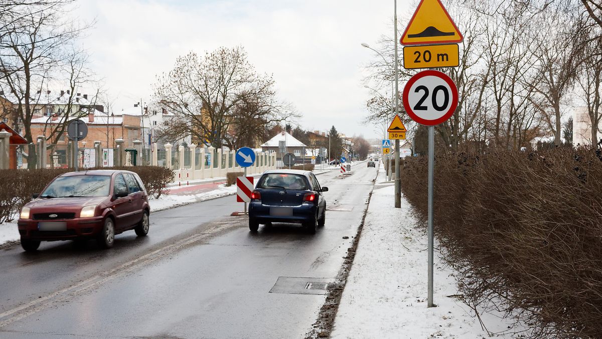 Progi zwalniające poprawiają bezpieczeństwo pieszych. Ma to jednak swoją cenę. Hamowanie i przyspieszanie wzmaga smog