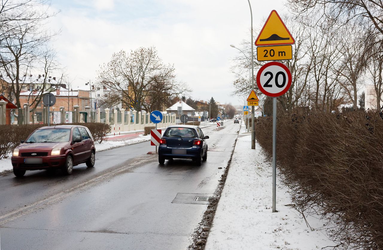 Progi zwalniające poprawiają bezpieczeństwo pieszych. Ma to jednak swoją cenę. Hamowanie i przyspieszanie wzmaga smog