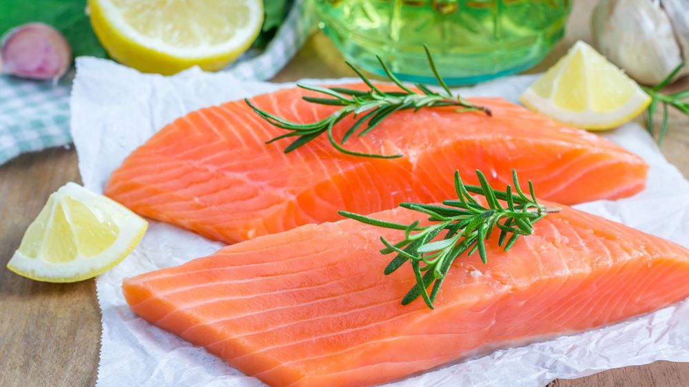 Surowy hodowlany łosoś atlantycki