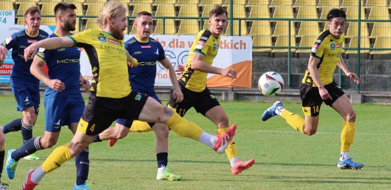 Betclic 3 Liga. Siarka Tarnobrzeg zatrzymała Avię Świdnik, choć drugą połowę grała w dziesiątkę. Iwao strzelił dwa gole, Bracik w sumie też…