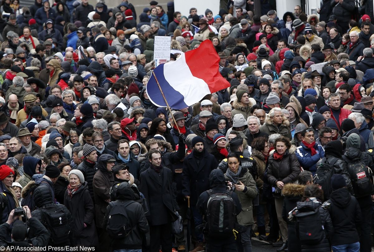 Paryż. Marsz "czerwonych szalików" przeciw przemocy "żółtych kamizelek"
