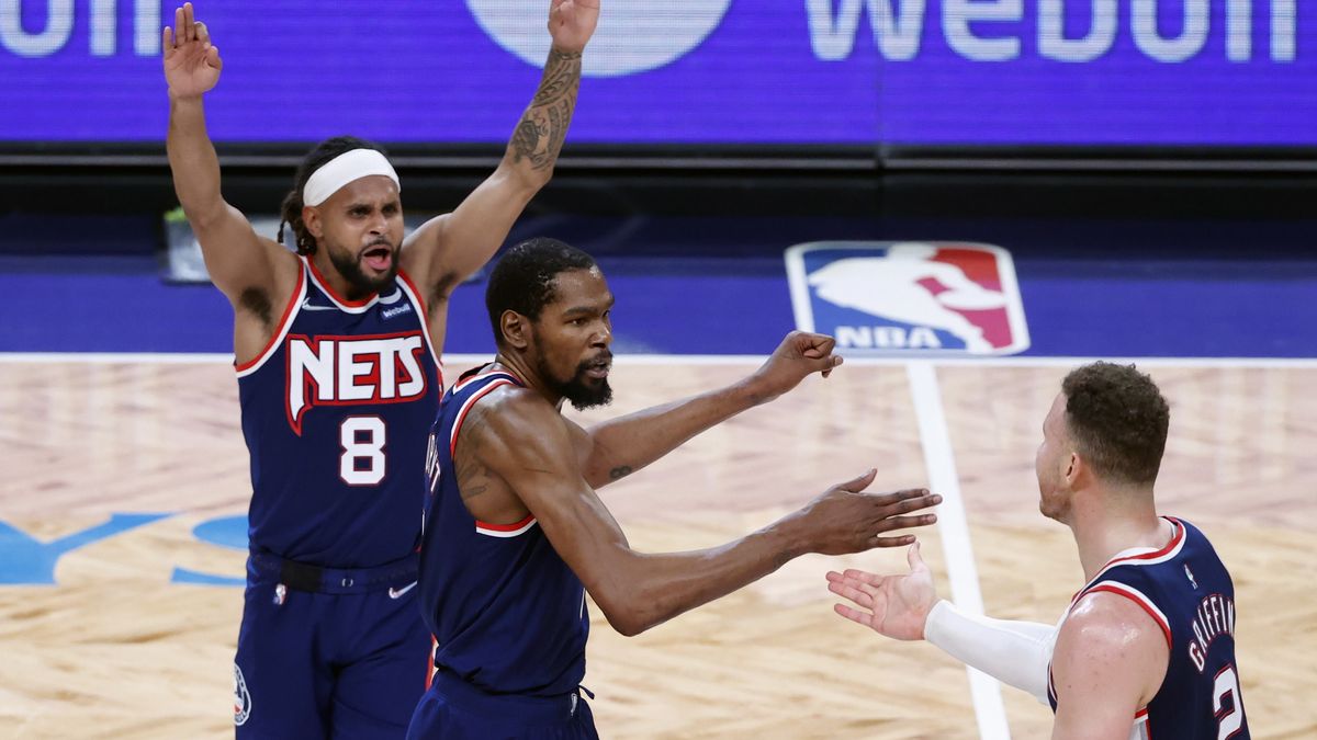 PAP/EPA / JASON SZENES / Na zdjęciu (od lewej): Patty Mills, Kevin Durant i Blake Griffin