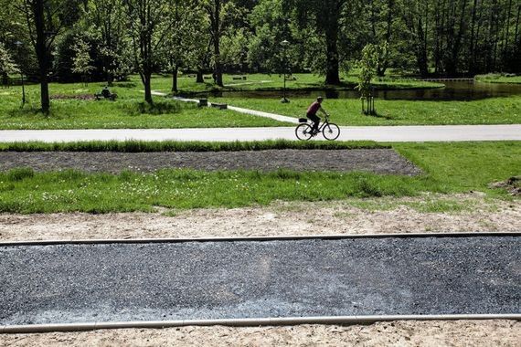 Nowe ścieżki rowerowe na Polu Mokotowskim! Przepuszczają wodę