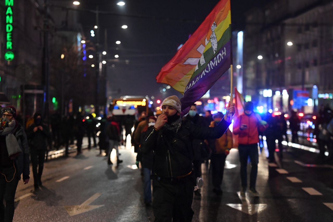 Strajk Kobiet w Warszawie. Kilkanaście osób zatrzymanych. Ranny został policjant