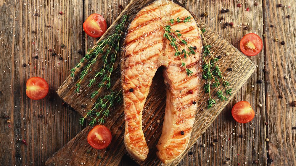 Hodowlany łosoś atlantycki poddany obróbce wysuszającej mięso