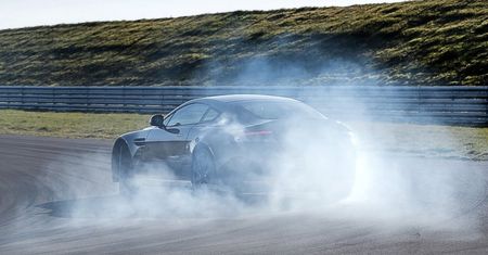 Aston Martin i Ferrari ukarane za nadmierną emisję CO2!