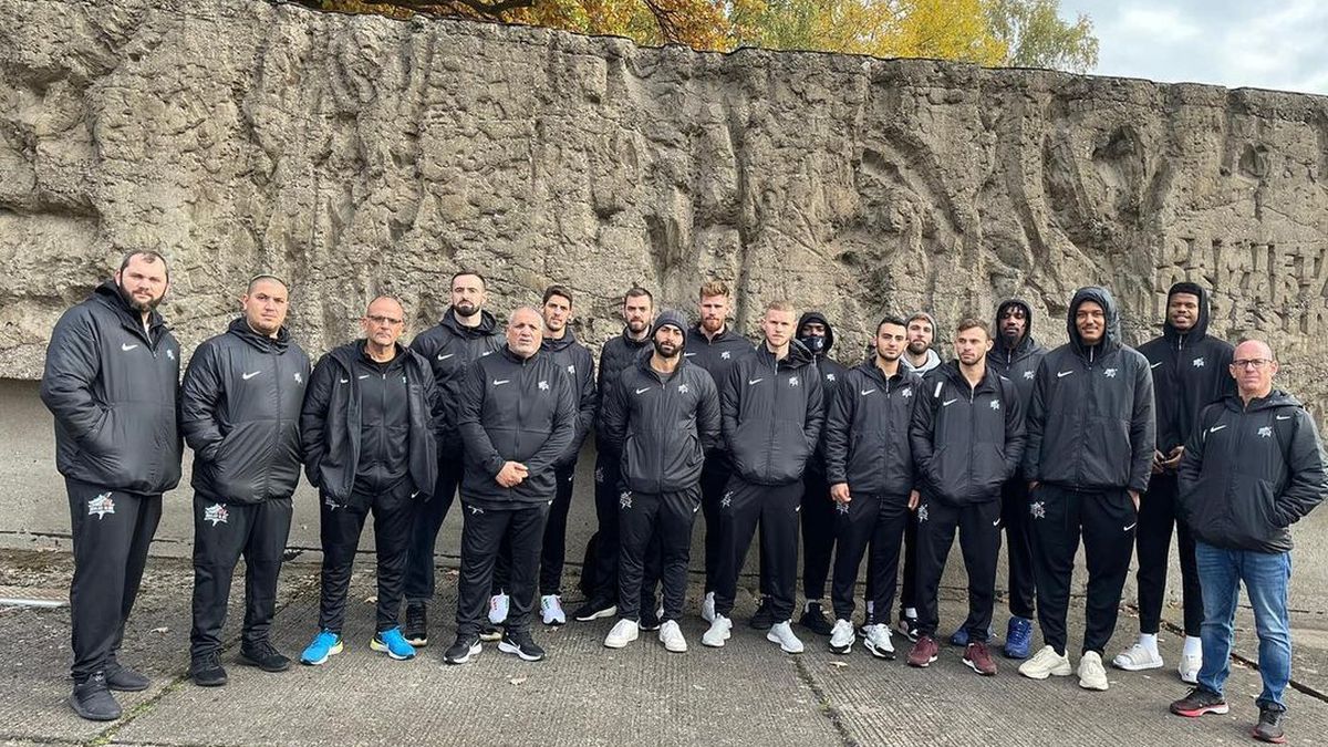 Instagram / Hapoel Eilat / Na zdjęciu: koszykarze Hapoelu Eilat w Muzeum Stutthof w Sztutowie