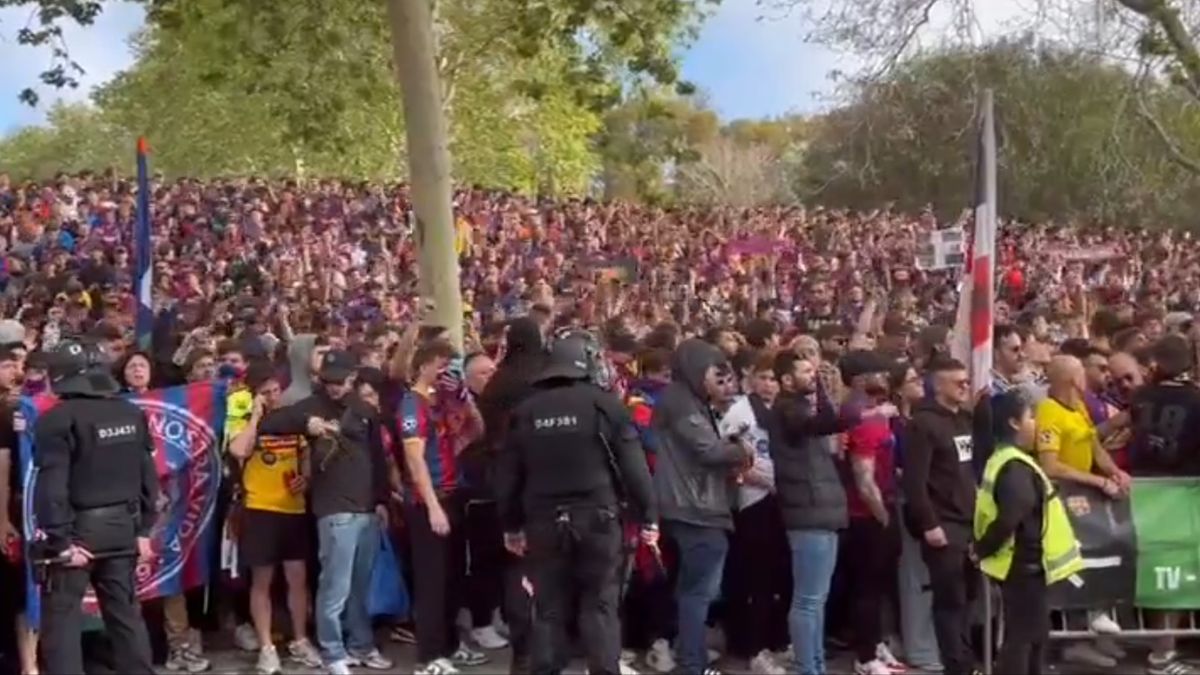 Zdjęcie okładkowe artykułu: Twitter / Carrusel Deportivo / Na zdjęciu: kibice FC Barcelony