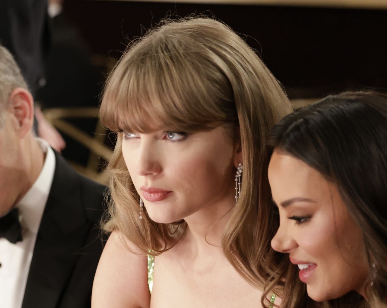 Taylor Swift's frosty response to Golden Globes joke draws Twittering eyes