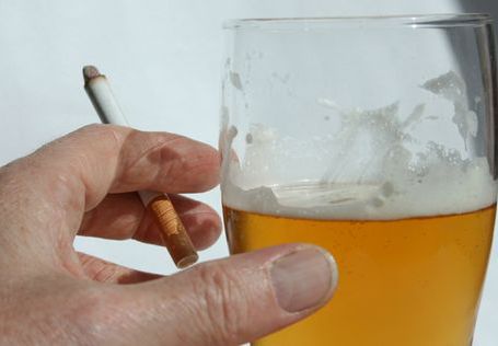 Zakaz palenia przy piciu i jedzeniu
