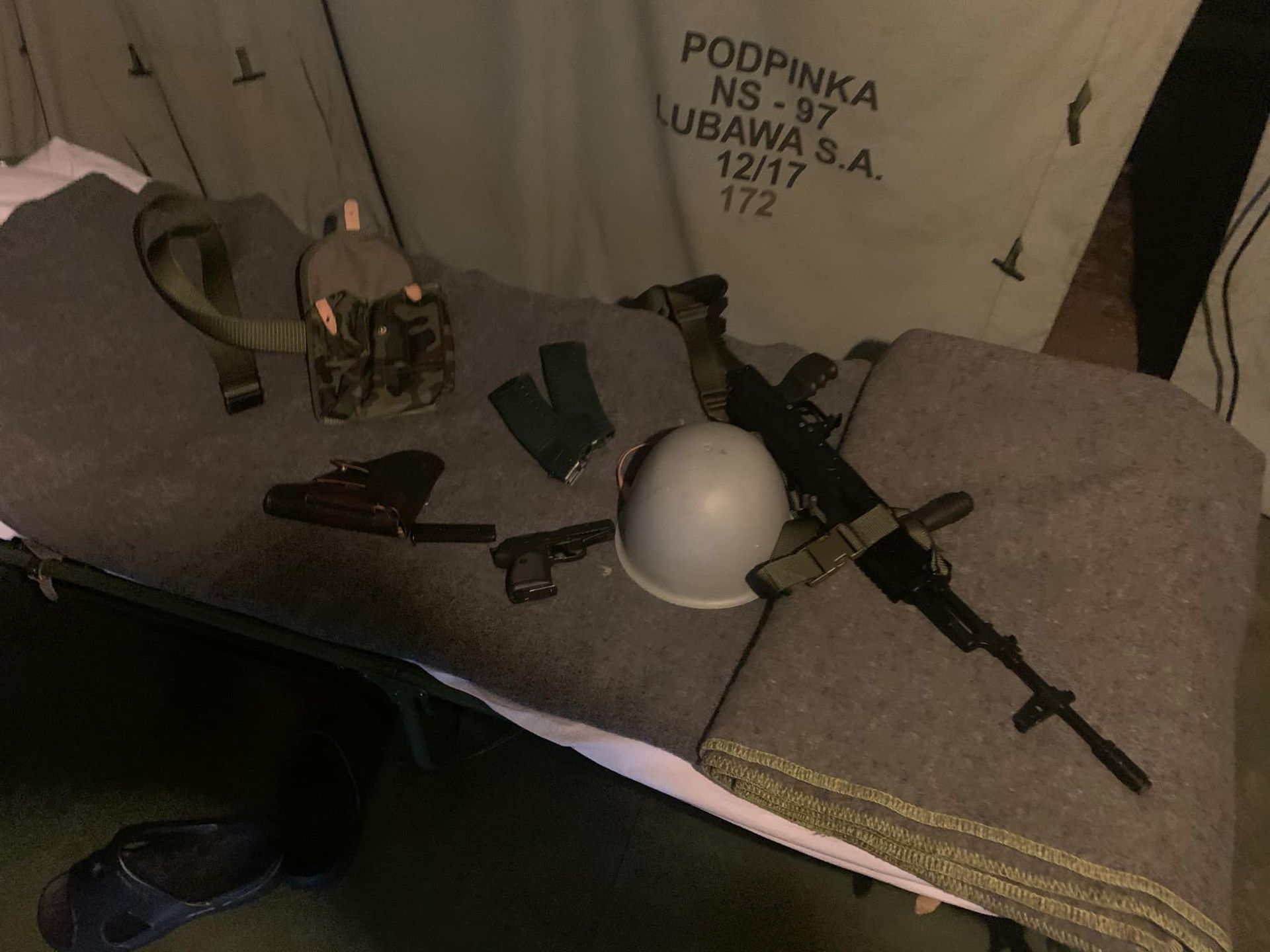 Hełm stalowy i broń nieużywana w NATO na ćwiczeniach rezerwy