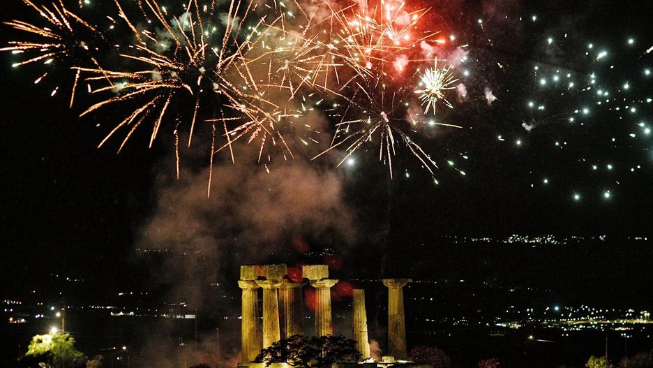 Greek Orthodox Easter celebrations in Corinth
epa11319947 Fireworks fill the sky above the Temple of Apollo in Corinth after the midnight Resurrection service in Corinth, Greece, 05 May 2024. Orthodox Christians celebrate Easter on 05 May 2024.  EPA/VASSILIS PSOMAS 
Dostawca: PAP/EPA.
VASSILIS PSOMAS
