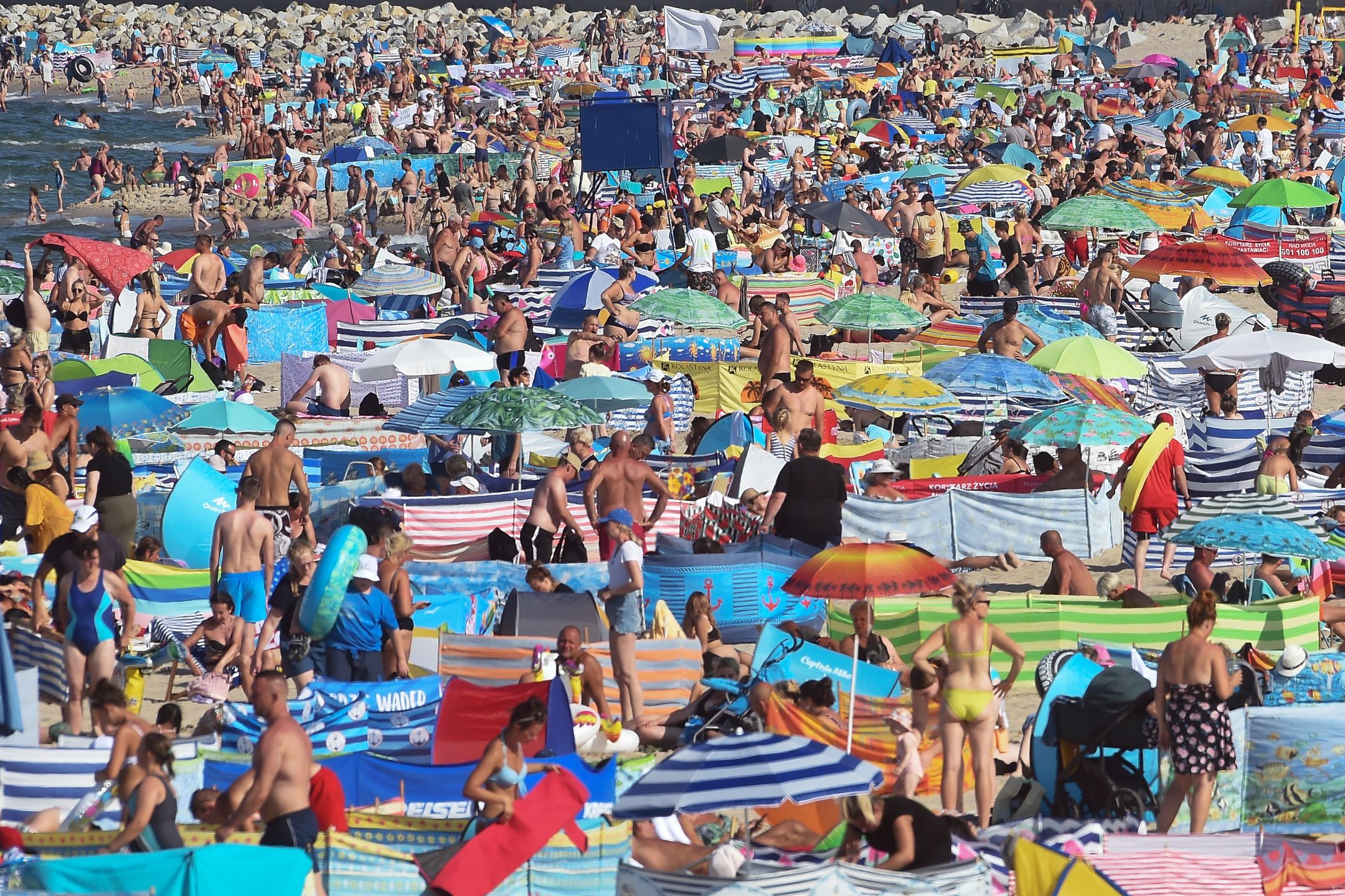 Parawany na plażach są powszechne. Warto wiedzieć, gdzie ich nie rozstawiać. Na zdjęciu z 13 sierpnia 2022 r. plaża we Władysławowie