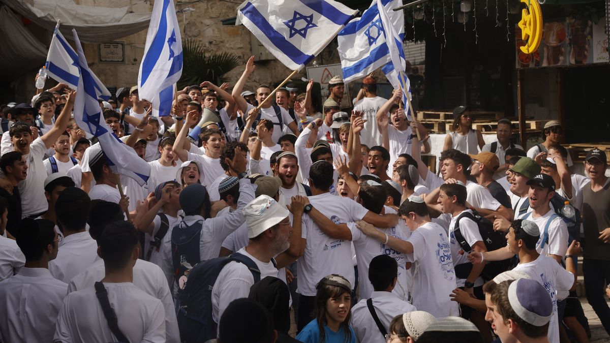 JERUSALEM - MAY 26: Jewish right wing activists march in the Muslim quarter of Jerusalem's old city as part of Jerusalem Day on May 26, 2025 in Jerusalem. The controversial annual march of nationalist Israelis sees thousands parade through Jerusalem's Old City to mark the capture of the formerly Jordanian-held east of the city during the Six-Day War in 1967. The march has become increasingly volatile, with tensions over the war in Gaza fueling hostilities between Israelis and Palestinians. (Photo by Amir Levy/Getty Images)
