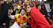 Piłkarze Korony Kielce fetowali zwycięstwo z Arką Gdynia ze swoimi kibicami. Chętnie pozowali do zdjęć i rozdawali autografy. Zobacz zdjęcia.
