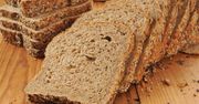 Ten chlebek jest idealny na szybkie śniadanie. Przepis dla tych, którzy unikają glutenu
