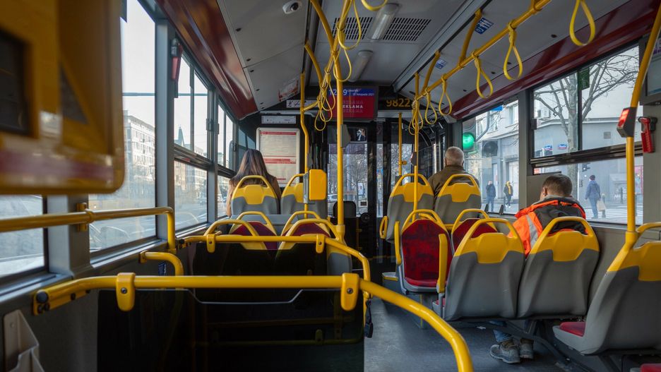 Autobus komunikacji miejskiej w Warszawie (zdjęcie ilustracyjne)