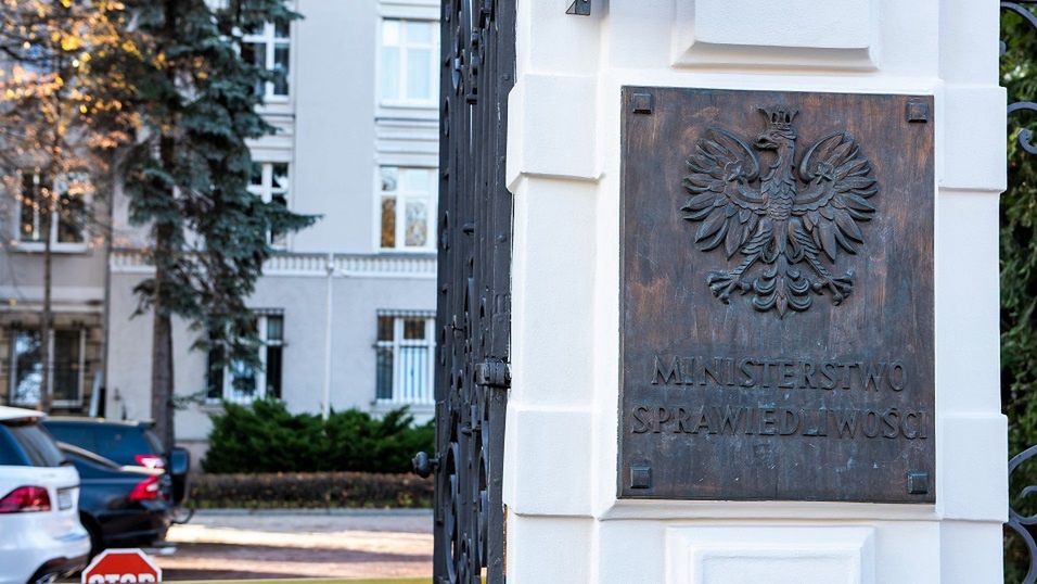 Ministerstwo Sprawiedliwości uważa, że mimo braku posiedzeń komisji weryfikacyjnej, komisja normalnie pracuje