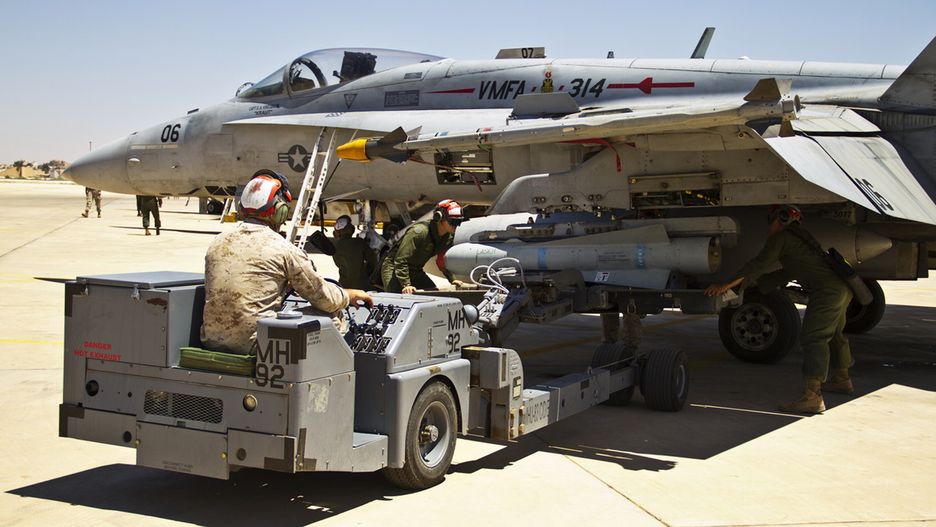 Uzbrajanie F/A-18C w pocisk powietrze-ziemia AGM-65 Maverick