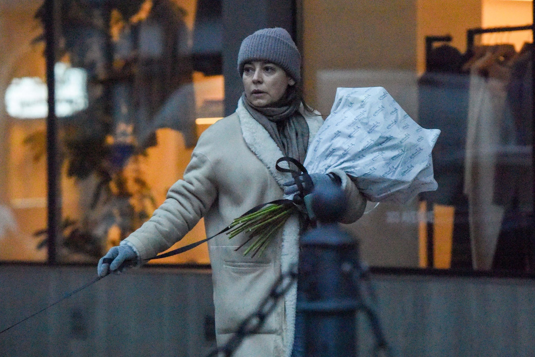 Anna Mucha na spacerze z psem