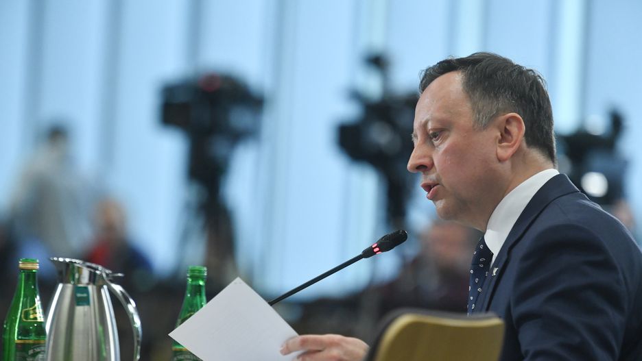 Warszawa, 20.02.2024. Były wiceprezes Poczty Polskiej Grzegorz Kurdziel podczas przesłuchania na posiedzeniu sejmowej komisji śledczej do zbadania legalności, prawidłowości oraz celowości działań podjętych w celu przygotowania i przeprowadzenia wyborów Prezydenta Rzeczypospolitej Polskiej w 2020 r. w formie głosowania korespondencyjnego, 20 bm. w Sejmie w Warszawie. (ad) PAP/Piotr Nowak