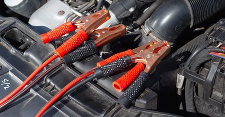 Zrób to z akumulatorem, jeśli chcesz uruchomić auto. Unikniesz problemów