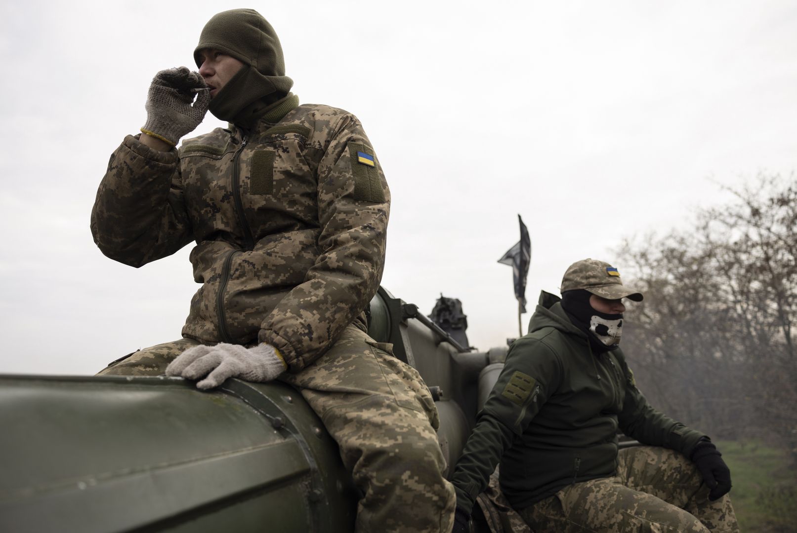 Russian invasion of Ukraine
epa10296503 Ukrainian servicemen rest on a self-propelled 203mm cannon 'Pion' on their position in Kherson area, Ukraine, 09 November 2022 amid the Russian invasion. Russian troops on 24 February entered Ukrainian territory, starting a conflict that has provoked destruction and a humanitarian crisis.  EPA/STANISLAV KOZLIUK 
Dostawca: PAP/EPA.
STANISLAV KOZLIUK