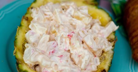 Tę sałatkę z surimi podaję w ananasie. Co roku jest gwiazdą wielkanocnego stołu