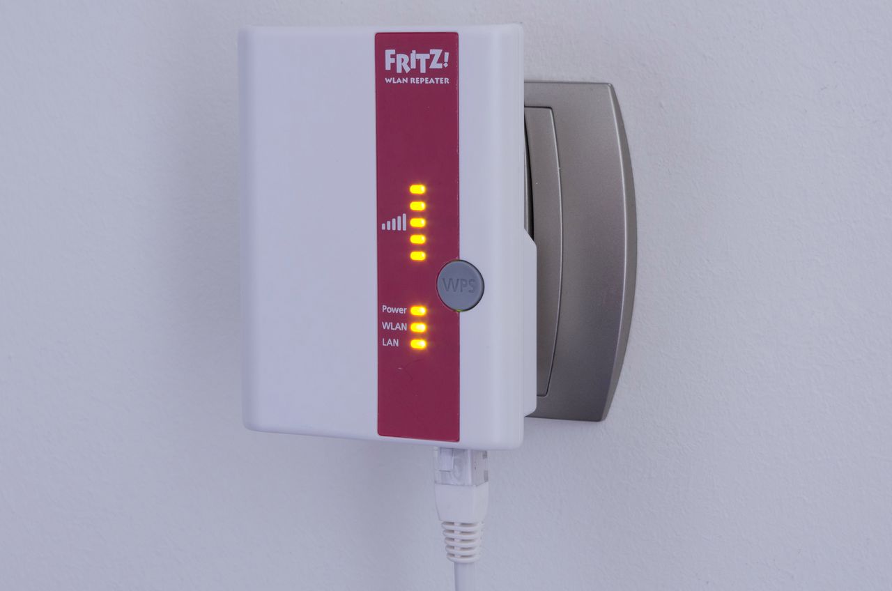 AVM FRITZ!WLAN Repeater 300E – dwuzakresowy przedłużacz WiFi