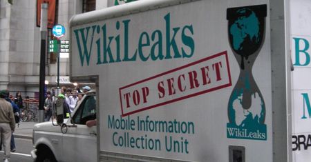 Julian Assange pozbawiony dostępu do Internetu. Odpowiedzialne „siły rządowe”