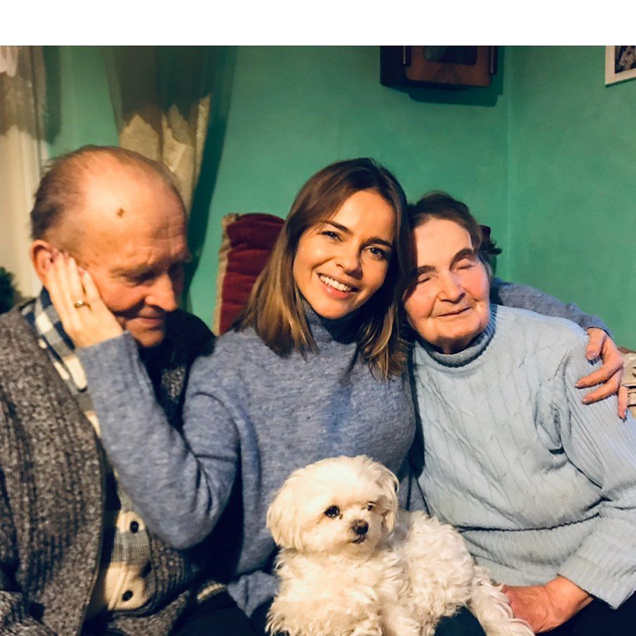 Edyta Herbuś z babcią i dziadkiem