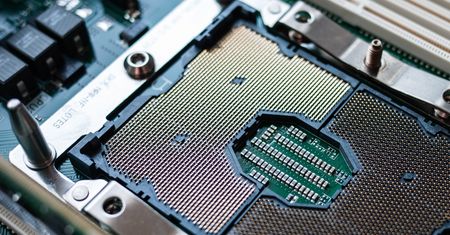 Kłamczuszek Intel zrobił "testy" procesorów serwerowych. Wynik? 84 proc. przewagi