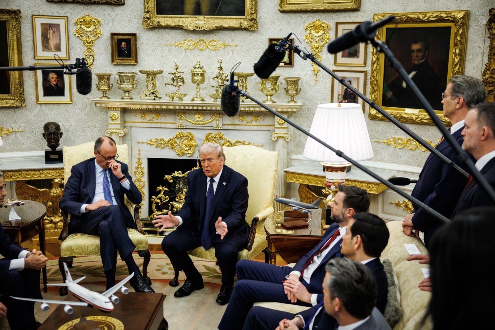 Merz po rozmowie z Trumpem: Rosja gra na czas Kép