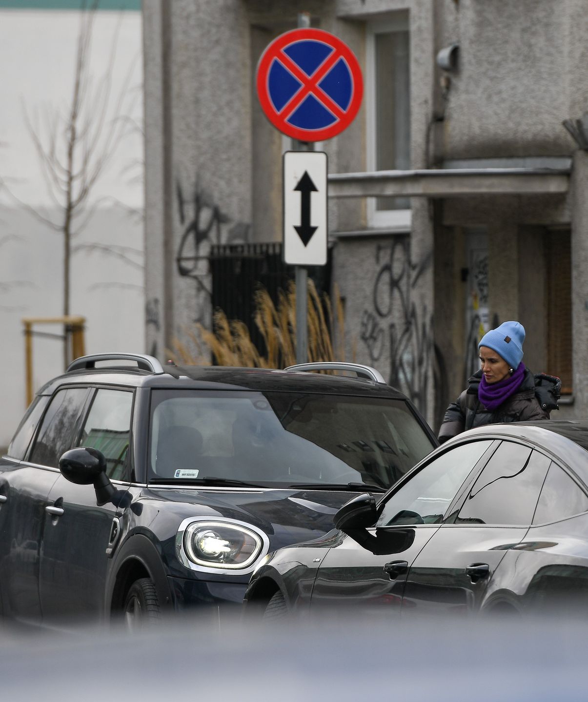 Viola Kołakowska znów zaparkowała furę na zakazie