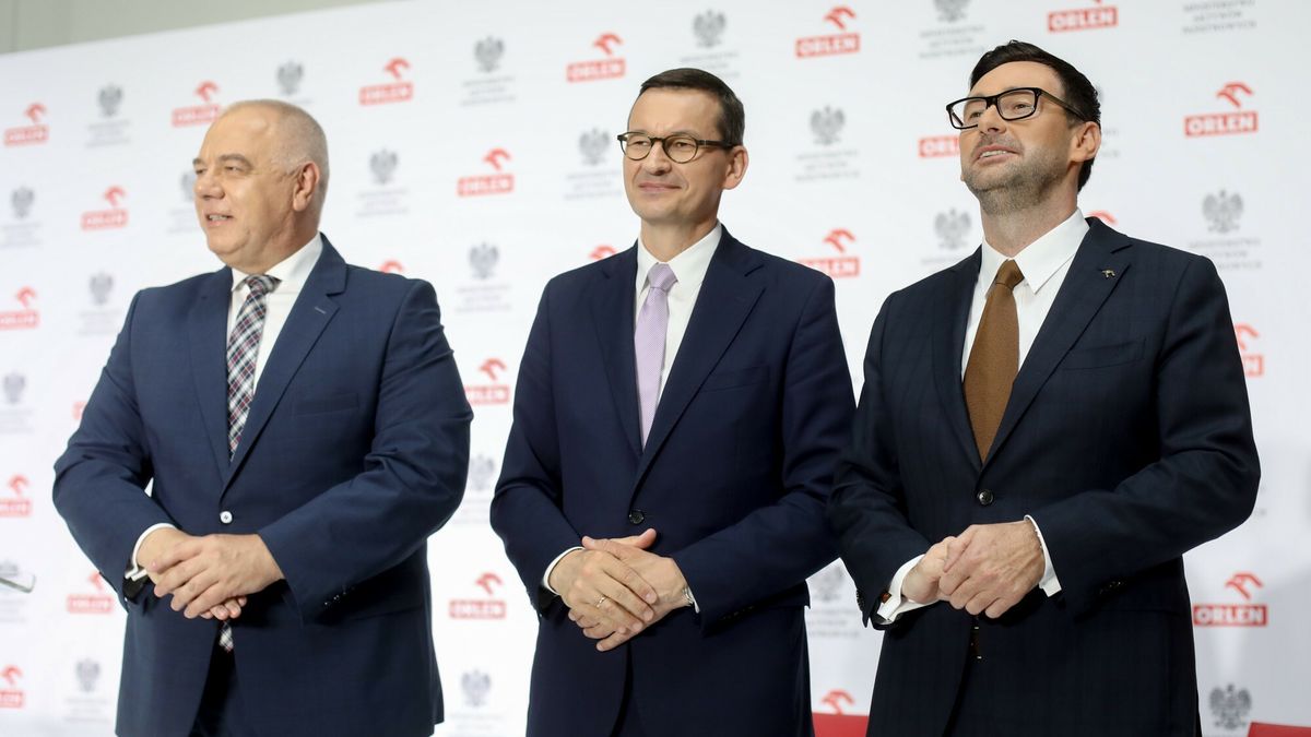 Na zdjęciu od lewej: wicepremier, minister aktywów państwowych Jacek Sasin, premier Mateusz Morawiecki, prezes PKN Orlen Daniel Obajtek