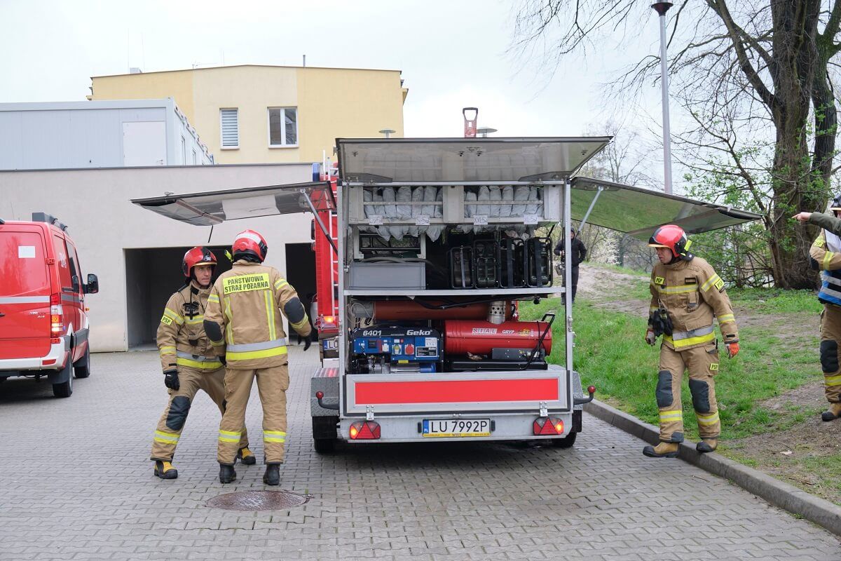 strażacy rozkładaja namiot dekontaminacyjny