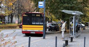 Viola Kołakowska zaparkowała na przystanku autobusowym