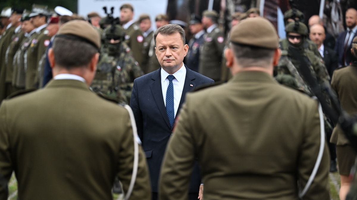 Rzeszów, 30.09.2023. Minister obrony narodowej Mariusz Błaszczak podczas uroczystości z okazji Święta Wojsk Obrony Terytorialnej, 30 bm. w Rzeszowie. Święto terytorialsów, zgodnie z decyzją ministra obrony narodowej, przypada 27 września. Ten dzień jest rocznicą powstania Polskiego Państwa Podziemnego. Ta data ma szczególne znaczenie dla Wojsk Obrony Terytorialnej, z uwagi na charakter formacji i dziedziczenie tradycji żołnierzy podziemia niepodległościowego. W tym roku przypada 6-lecie istnienia tej formacji. (mr) PAP/Darek Delmanowicz