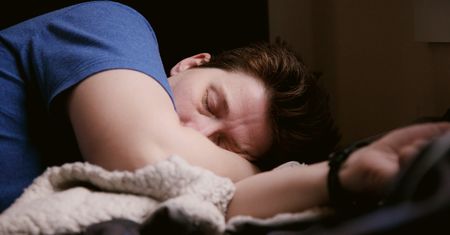 Zmęczony rodzic w środku zimy. Jak zadbać o siebie, by mieć siłę dla dziecka