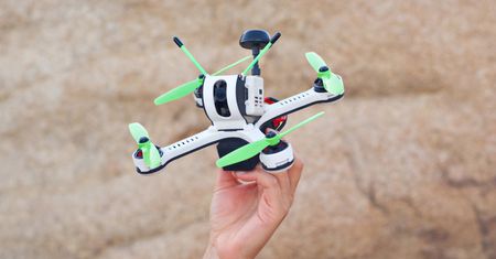 Tanky: niewielki dron FPV rozwijający prędkość 160 km/h