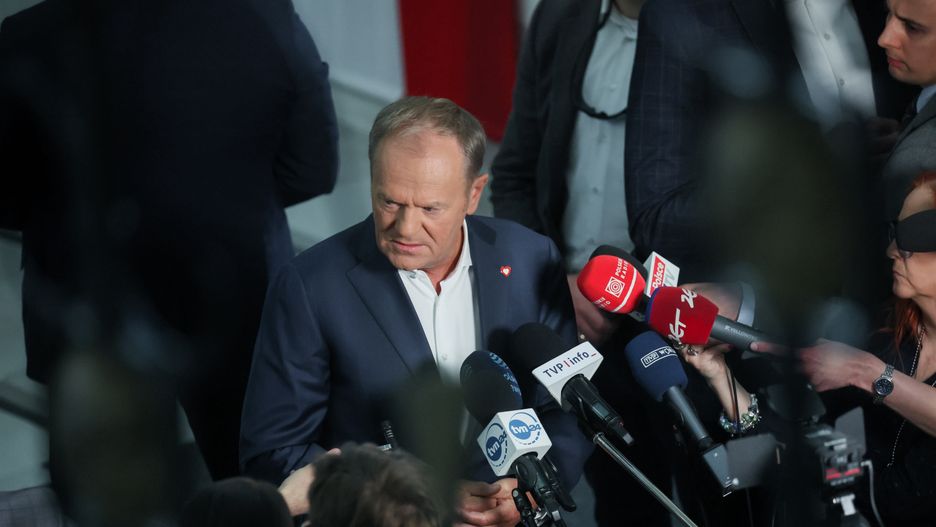 Warszawa, 23.04.2025. Premier Donald Tusk podczas wypowiedzi dla mediów w Sejmie w Warszawie, 23 bm. W pierwszym dniu posiedzenia posłowie wysłuchają informacji ministra spraw zagranicznych Radosława Sikorskiego o zadaniach polskiej polityki zagranicznej w 2025 r (jm) PAP/Leszek Szymański